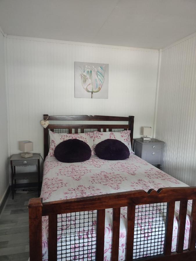 Chalet Dans La Foret....Adorable 1 Bedroom Chalet Surrounded By Woodland Pressignac 외부 사진